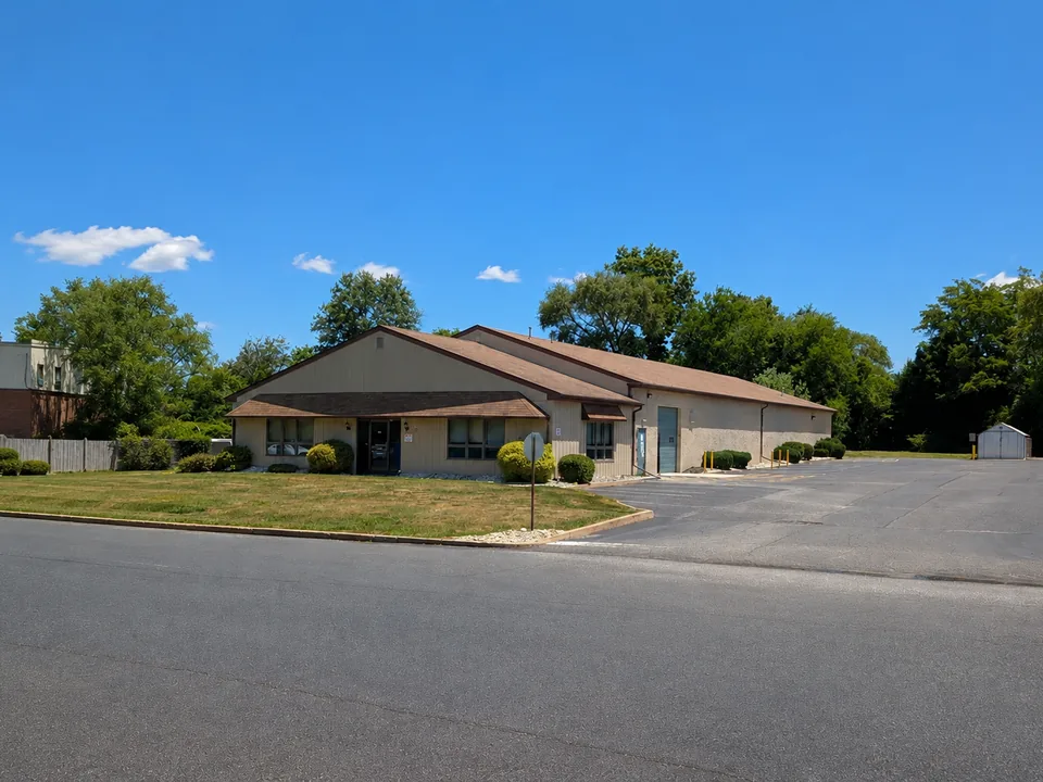 United Flex Medford: a park building with its lawn and shrubs beside the parking lot